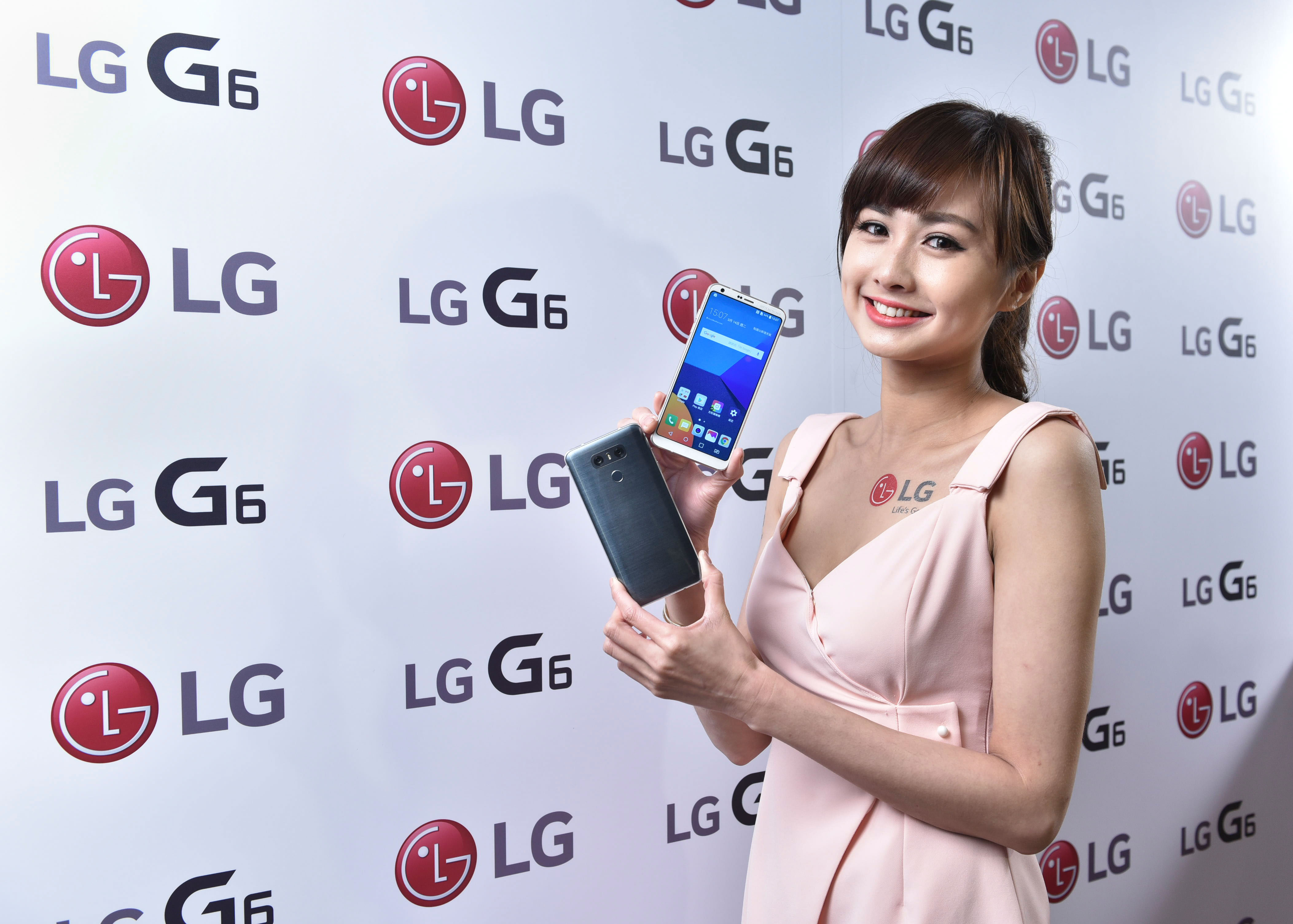 LG最新旗艦機皇G6搶先預覽，完美呼應消費者使用需求！18:9 FullVision大螢幕單手掌控，媲美劇院式影像體驗，超廣角相機升級更犀利，寬廣視界輕鬆拍！
