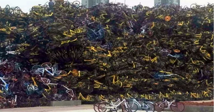 廈門新地標：由上萬輛被沒收的共享單車所堆成的共享單車墳場