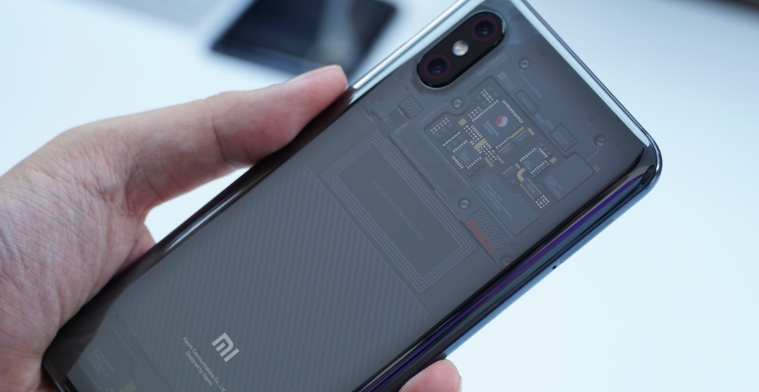 小米 8 透明探索版，首款 Android Face ID 手機，支援螢幕下指紋辨識