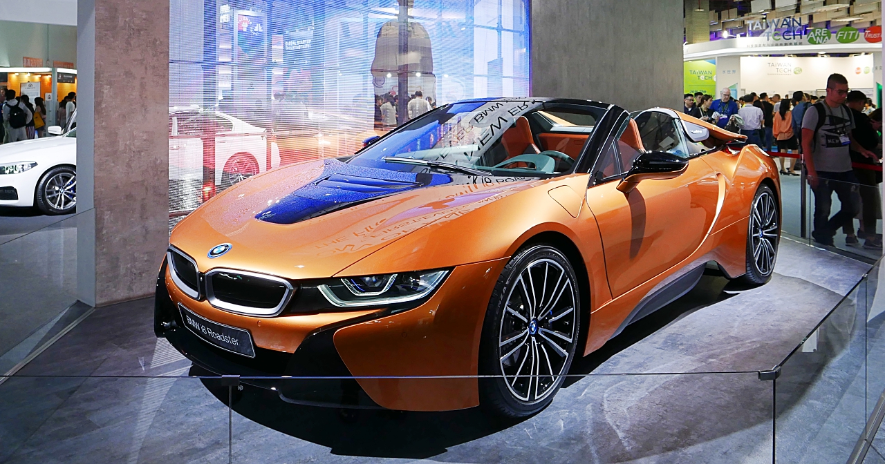 BMW i8 Roadster油電跑車現身Computex世貿三館，售價台幣1,068萬元的神車 多圖動眼看！