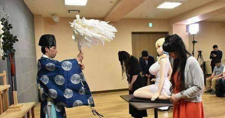 日本動漫店找道士來驅鬼，對象是等身大巨乳模型？不，其實他們是在為她祈福