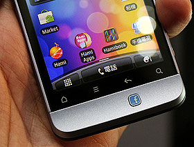 一起玩臉書：Sony Ericsson Facebook inside Xperia 對決 HTC Salsa 介面
