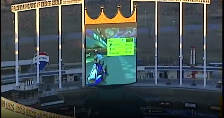 地方媒體意外拍到有人用棒球場螢幕玩《瑪莉歐賽車》，究竟是誰這麼大膽？