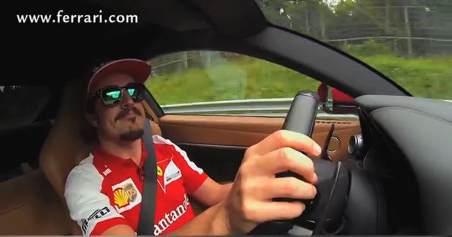 F1車手果然不同凡響！Alonso開著千萬法拉利在綠色地獄上接受專訪！