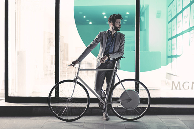 腳踏車裝上 FlyKly智慧型電動馬達後輪系統，讓你鐵馬變電馬，輕鬆衝上32km/h！