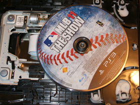 舊型 PS3 卡光碟自救法－拆開機器給你看