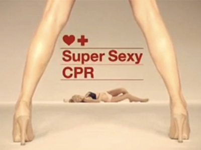 史上最性感美女 CPR急救影片，看完好想去救金髮人！