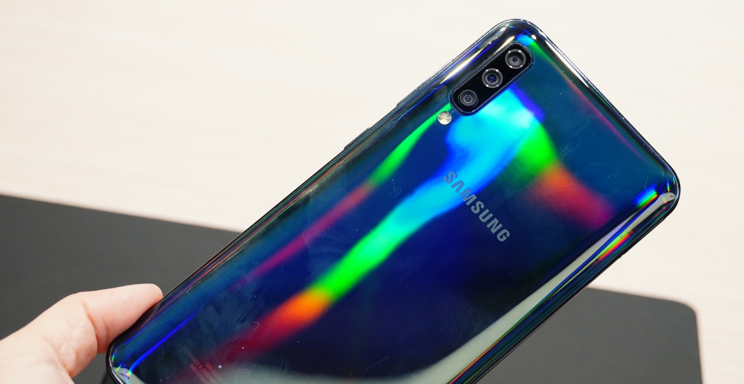 三星MWC展場直擊兩款新中階手機 Galaxy A30 / Galaxy A50：6.4吋水滴螢幕、雙鏡頭及三鏡頭
