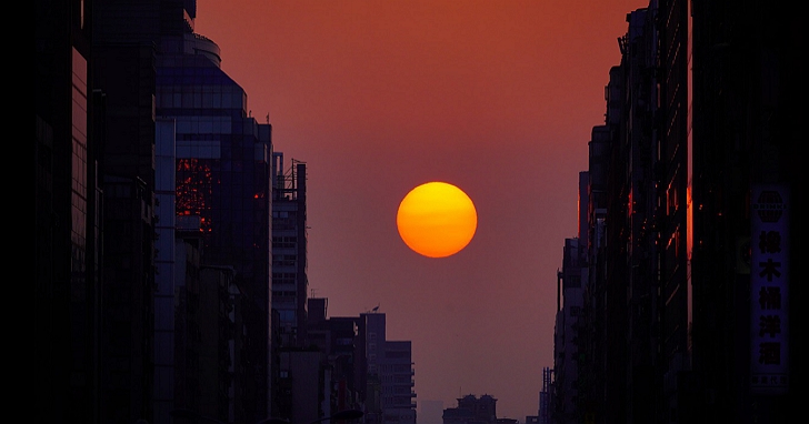 台北市首個懸日預報於今天發布，想拍攝美好的金黃色夕陽就記住時間