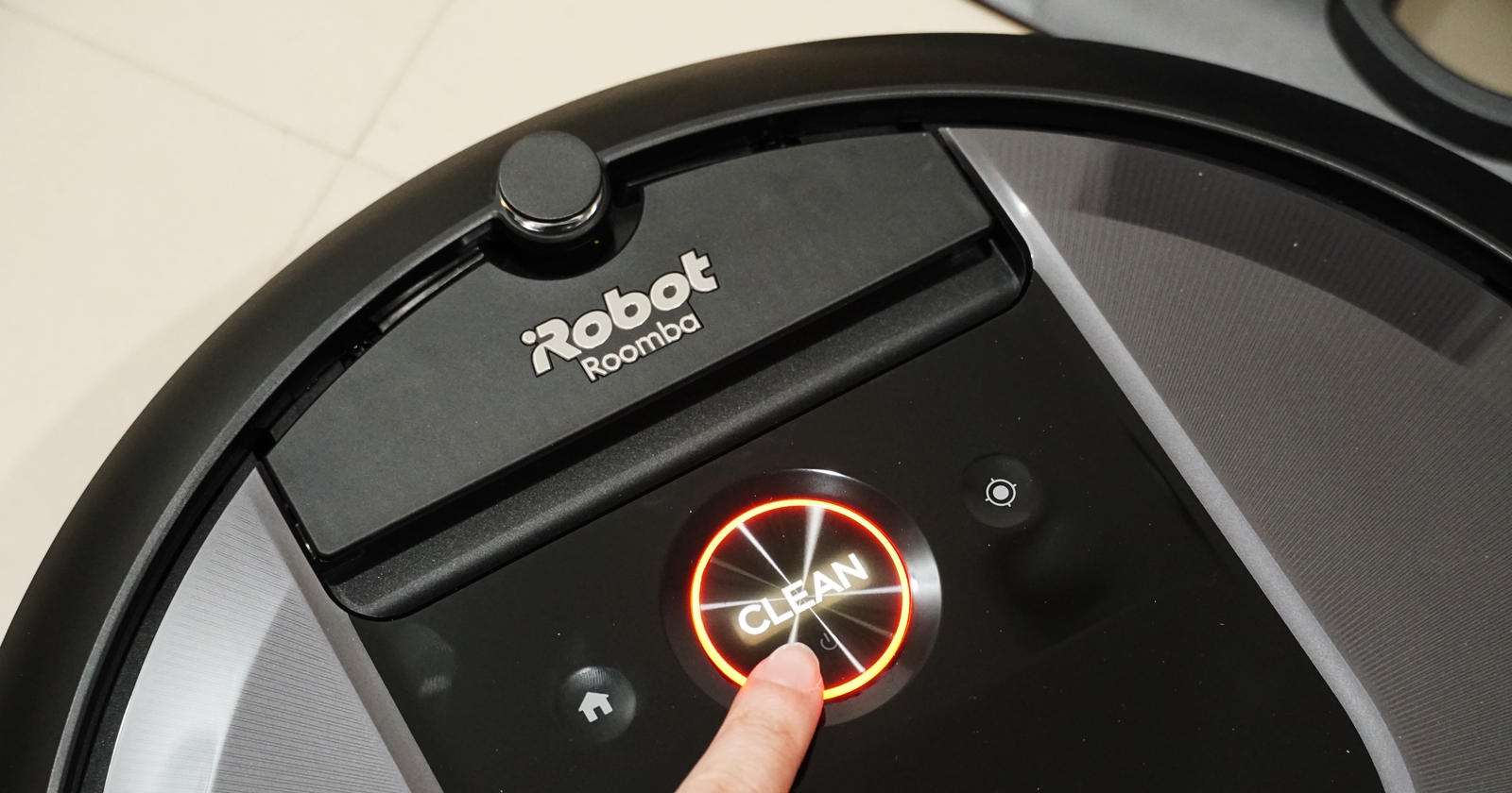 iRobot 掃地機器人 Roomba i7+ 開箱，會自動清潔集塵盒