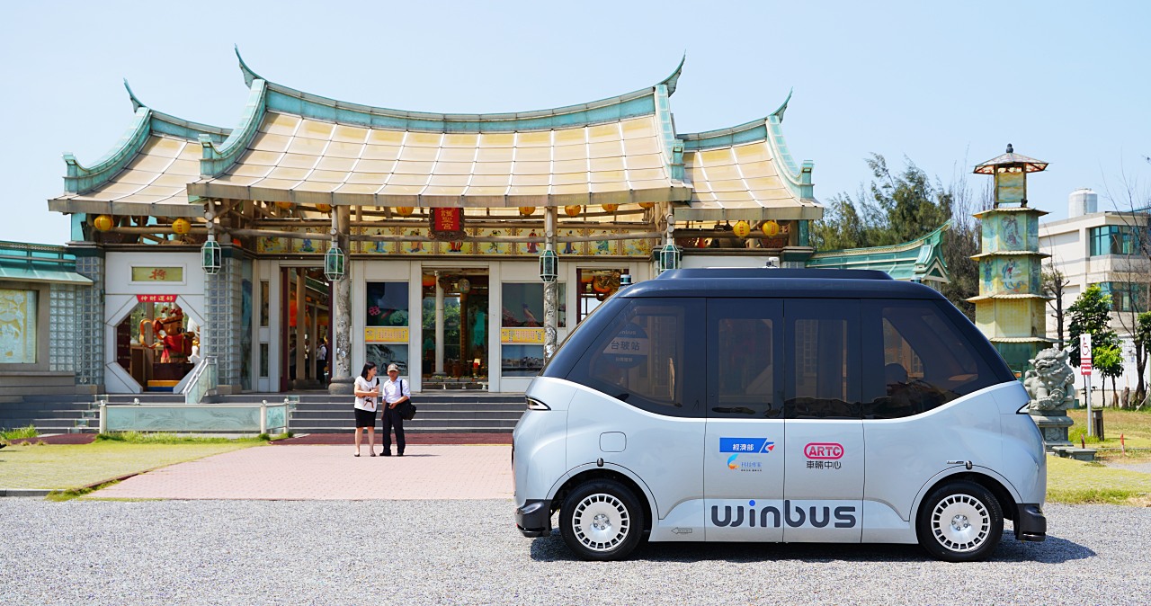 台灣首輛自主研發生產自駕小巴WinBus首航，初期將拓展彰化鹿港觀光路線