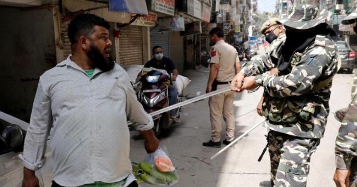 印度警察怎麼對付外出亂跑的民眾：藤條、棍棒「體罰」到你不敢亂跑