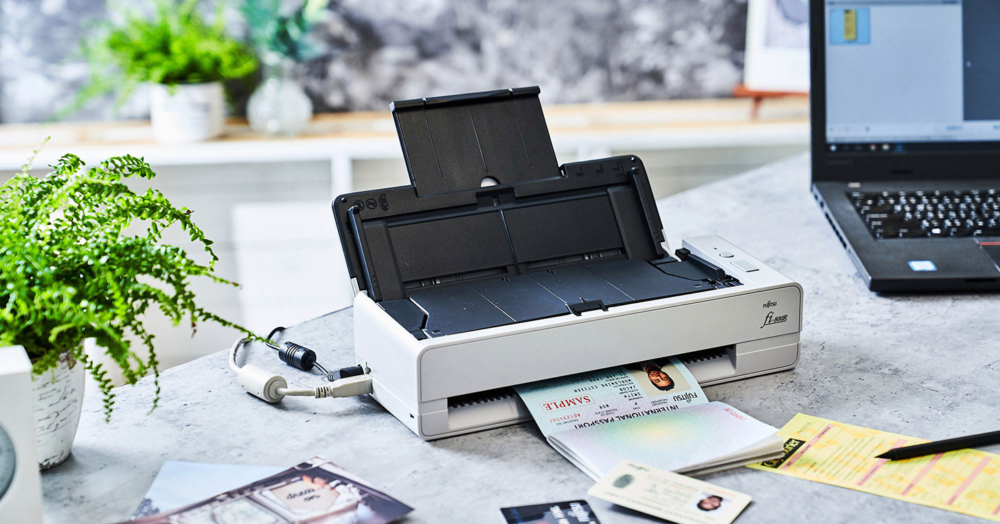 外型小巧，功能全面！Fujitsu fi-800R 高效率自動送紙掃描器，手冊與證件等厚文件也難不倒它！