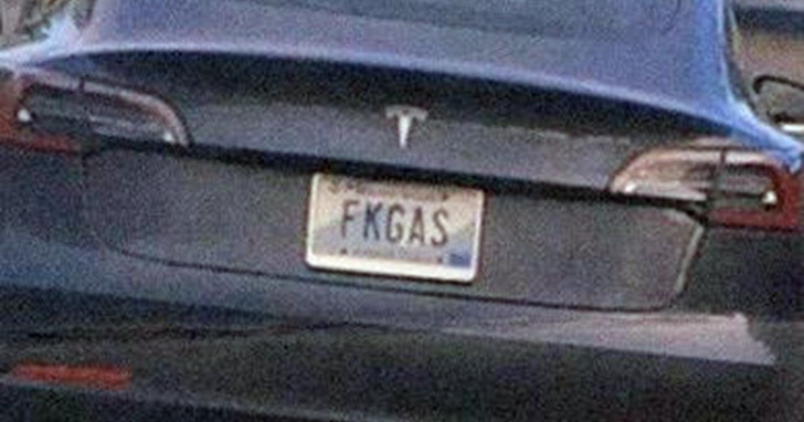 美國法官裁定一位特斯拉車主像是在罵髒話的「F」開頭車牌沒有問題