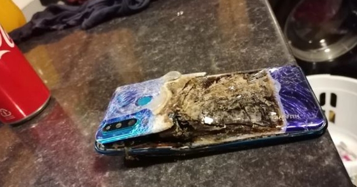 老外電話講到一半華為手機突然爆炸，螢幕炸得粉碎「手機才買兩個月」