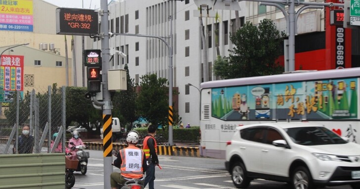 台南啟用全台首座智慧安全路口，即時偵測機車逆行、汽機車闖紅燈、跨越停止線並在看板顯示違規