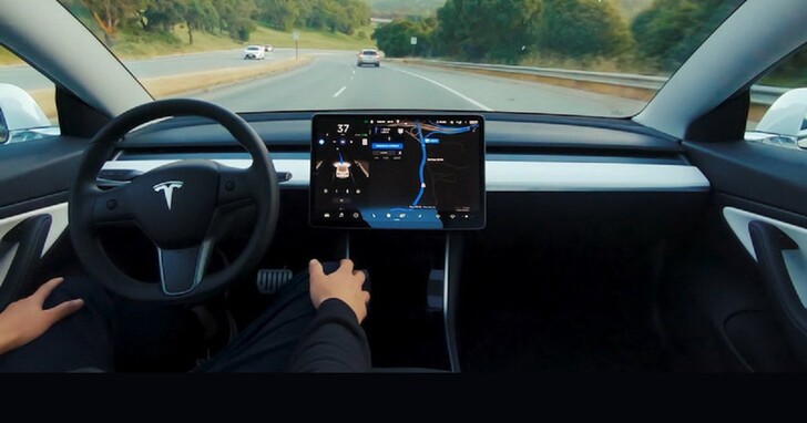 還在研發自動駕駛系統？Tesla 表示「其他車廠不如直接跟我們買」