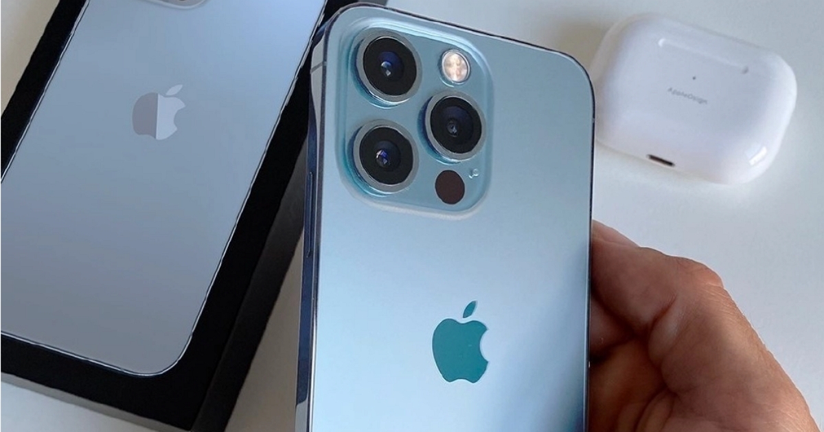iPhone 13 Pro天峰藍拿在手上怎麼樣?上手天峰藍實機圖首次曝光