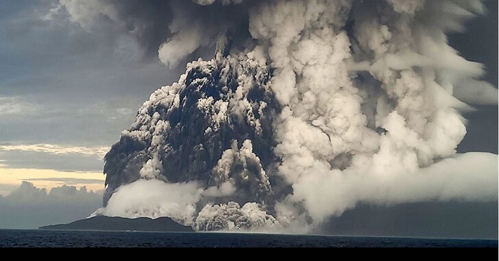 東加海底火山噴發致海底電纜切斷、首都遭火山灰覆蓋，來自海底兩萬哩的大自然逆襲
