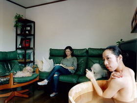 用木桶洗澡玩創意自拍：日本女攝影師的入浴百景