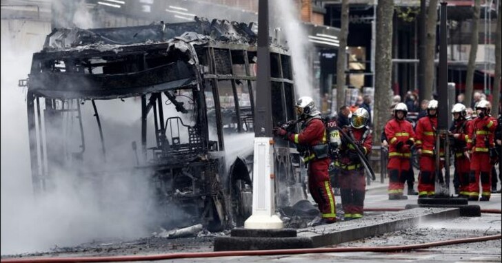 法國巴黎一輛電池組設計在頂部的電動巴士起火，現場宛如行動鹽水蜂炮