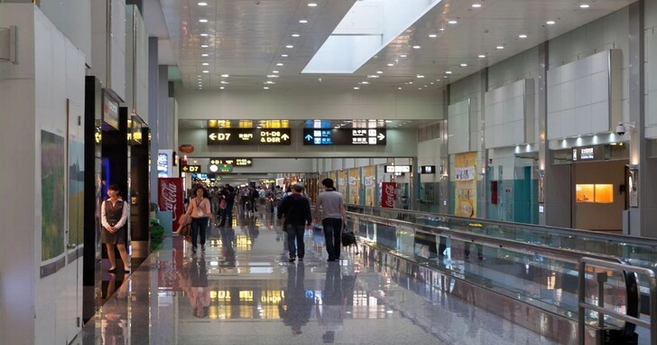 自 6月1日起國際機場入境不用再戳鼻子，旅客抵臺時全數於機場進行「唾液採檢」