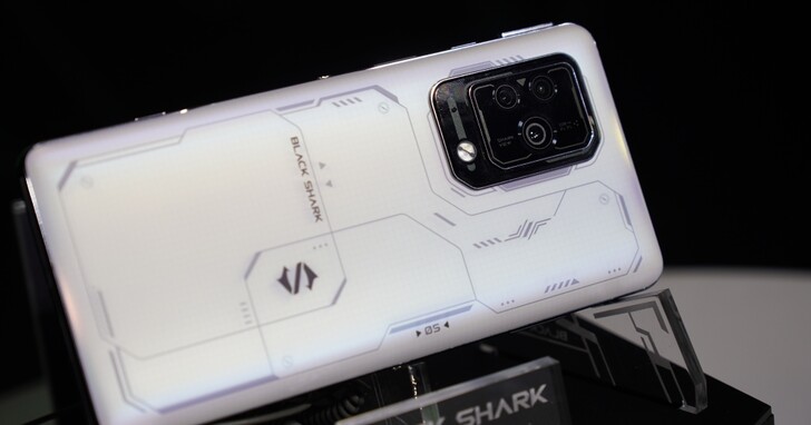 黑鯊手機 5 系列由米克邦引進，預購價 12,990 元起