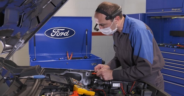 戴著智慧眼鏡修車更有效率，Ford導入新型診斷儀器讓技師加速排除問題