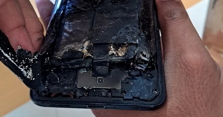 印度一部OPPO Reno2沒充電沒玩遊戲卻突然起火，秀出手機殘骸當地客服回應表示這不算「爆炸」