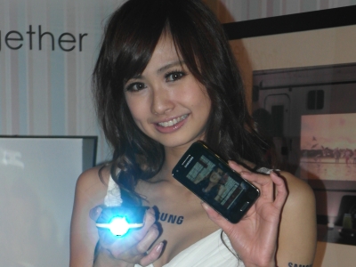 Samsung Galaxy Beam 投影機手機來台動手玩，可投影 50 吋大影像