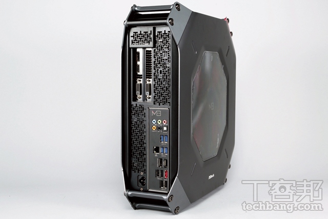 ASRock M8： BMW  加持美型準系統