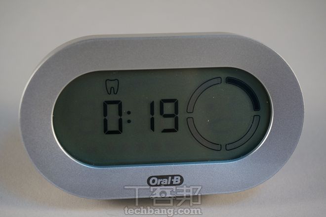 Oral-B P7000 智慧牙刷：每分鐘震動48,000次，智慧連結行動裝置App