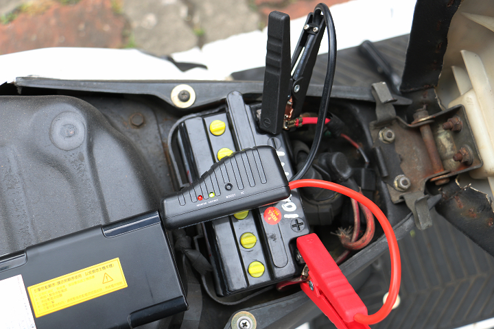 駐車忘了關大燈要找人接電 飛樂philo Ebc 805 救車行動電源平時充手機 出包時救車 T客邦