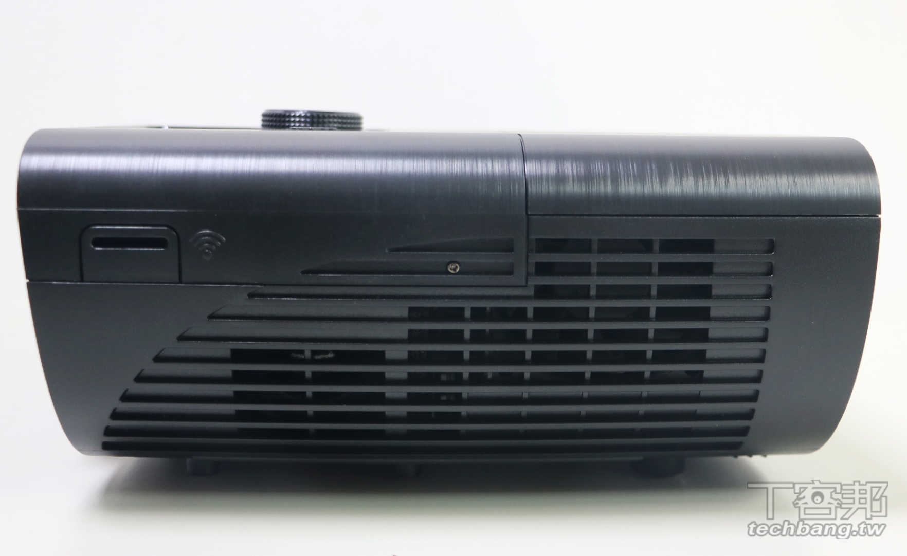 顏色精準、細膩，擁有重低音效果的投影機：ViewSonic Pro7827HD 開箱評測