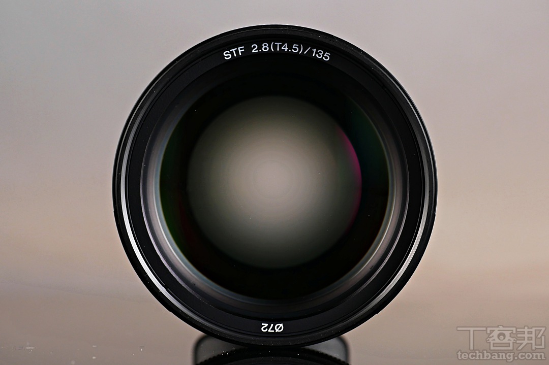 這就是 Sony 135mm F2.8 STF 鏡頭內所搭載的 APD 變跡濾鏡。