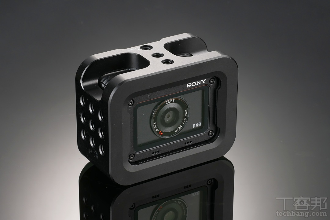Sony Rxo Floating Handle 掌中的極限相機 Sony RX0 開箱試玩與配件介紹 | T客邦