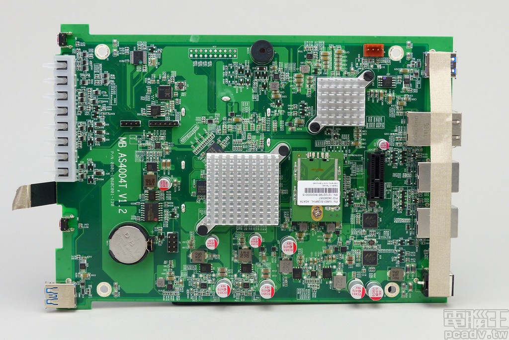 AS4004T 內部主要電路板正面一覽，SoC 處理器和負責 10GbE 晶片均採用鋁質散熱片幫助散熱