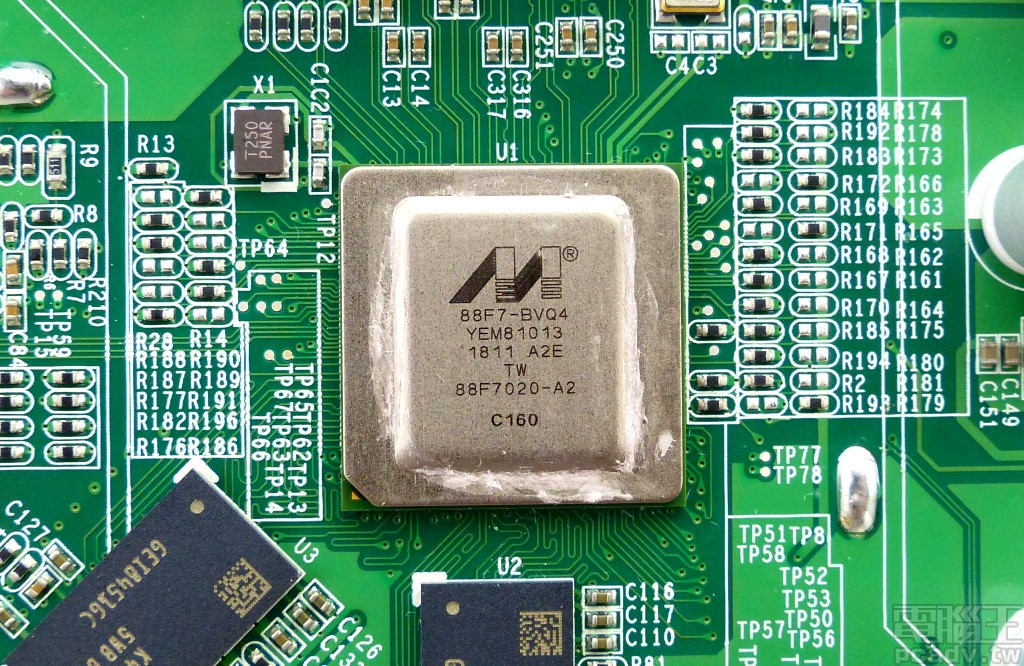88F7-BV04 晶片即為 AS4004T 採用的 SoC 處理器，封裝內嵌金屬導熱上蓋