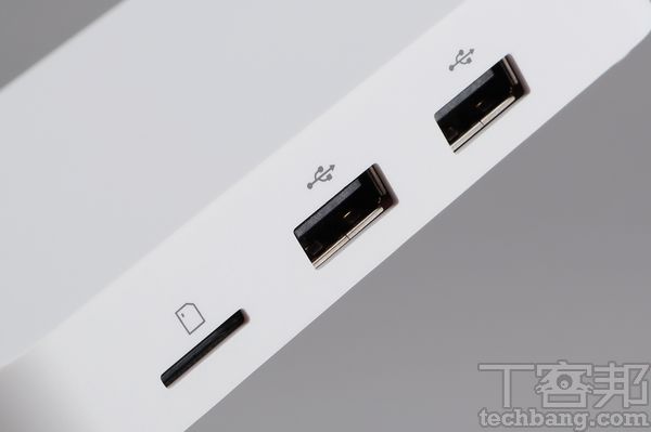電視盒機身上的 USB 可以連接多種裝置，但重點還是在系統本身是否有支援，通用的滑鼠、鍵盤通常沒有問題。