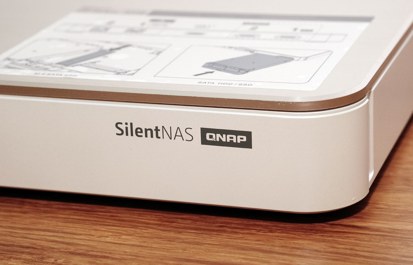 輕薄美型，最適合放在客廳的4K 多媒體NAS：QNAP HS-453DX 開箱與深度 