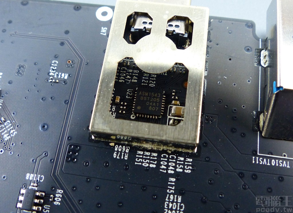 ▲ USB 3.1 Gen1 Type-C 透過 1 個 ASMedia ASM1543 多工交換晶片切換訊號路徑，此外 Archer AX600 的 USB 3.1 Gen1 線路位於電路板內層，外層以接地層包覆，減少對 2.4GHz 訊號的干擾。
