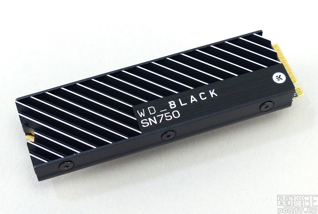 配備EKWB 散熱片大幅降溫，WD Black SN750 NVMe SSD 散熱片版本對比