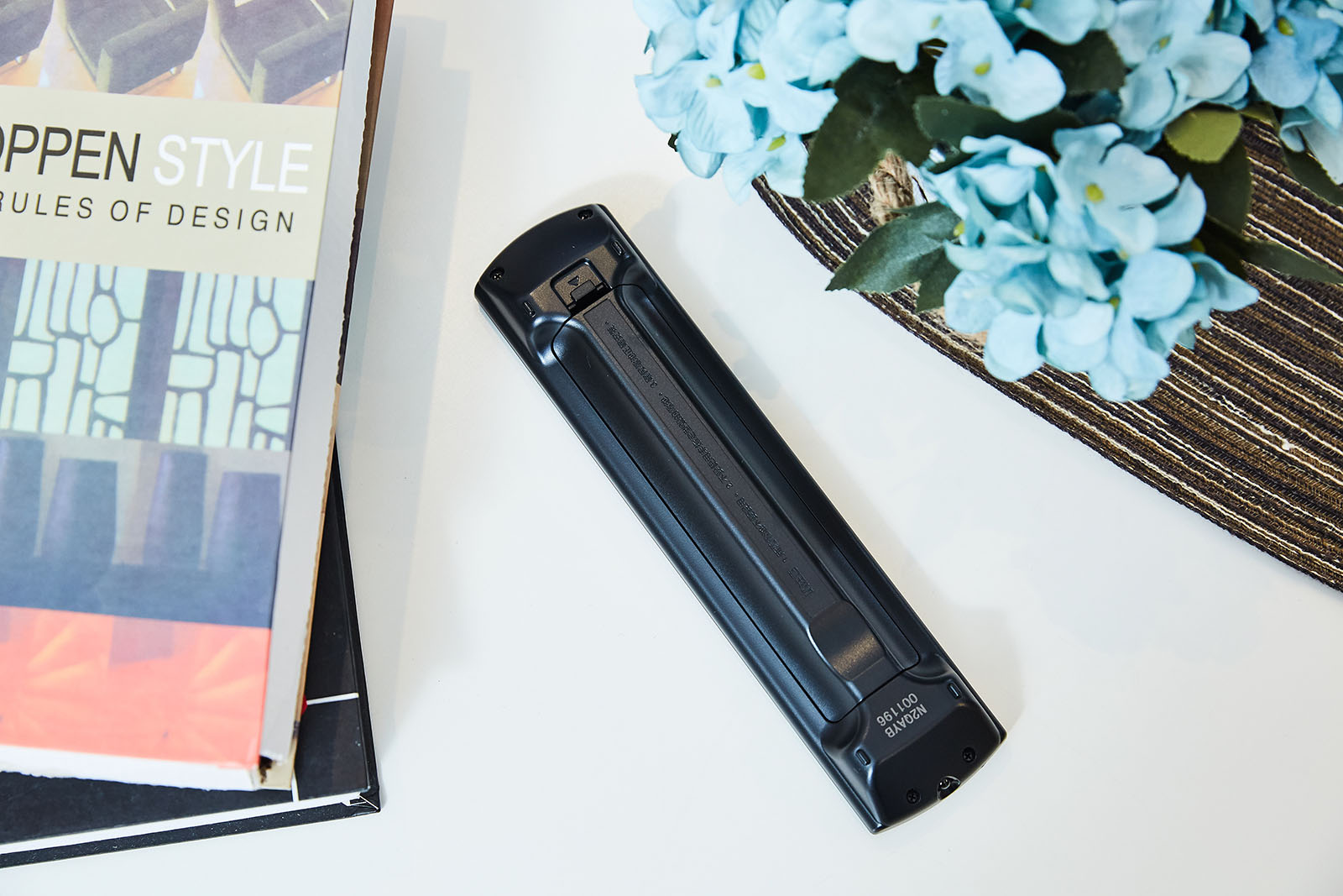 遙控器背面則是兩側內凹的設計，搭配貼合手型的弧形，創造出極佳的握感，這點絕對超越同級各類機種，美冠群倫。