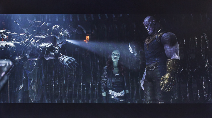 看了亮部的畫面細節展現，以及動態範圍的強大，接著看看 TH-55GX750W 陰暗場景中的效果，「復仇者聯盟 3：無限之戰」中這幕場景，位在薩諾斯的宇宙船內，畫面中有著薩諾斯、葛摩菈、涅布拉，除了被吊著的涅布拉有明顯的光線映照，薩諾斯與葛摩菈都在暗處，可是仔細檢視，就會發現無論是薩諾斯身上的皮膚紋路，或是葛摩菈的皮衣光澤感，都仍舊極度清晰，更不用說艦室牆面的線條，完全展現出 TH-55GX750W 優異的暗部細節再生能力。