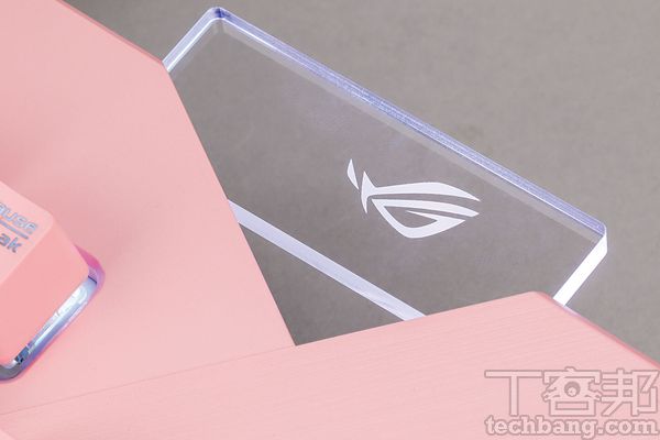 可客製化銘版右上角的發光銘牌，除了鍵盤上預設的ROG標誌外，也可自行設計喜歡的圖案。