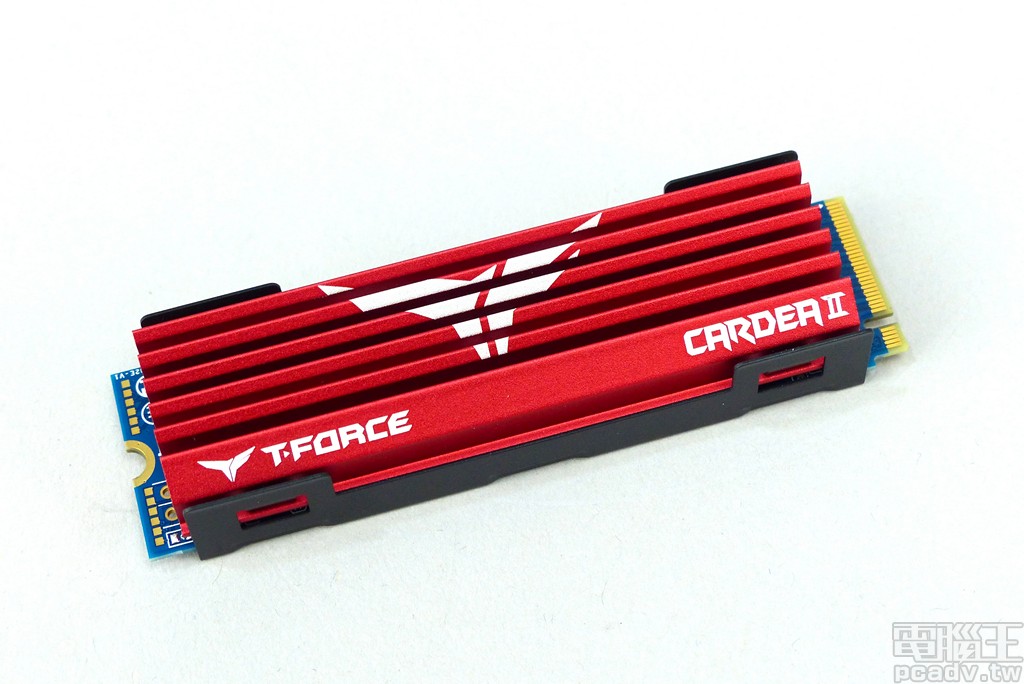 ▲ 產品盒裝僅包含 1 個 Cardea II M.2 PCIe SSD，紅色散熱片相當搶眼。
