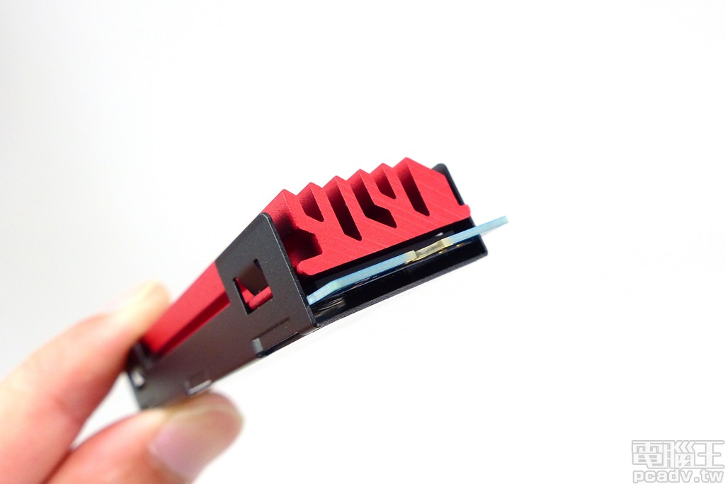 ▲ 由側面觀察，Cardea II M.2 PCIe SSD 散熱片具有實質意義的散熱鰭片，加大與空氣的接觸面積。