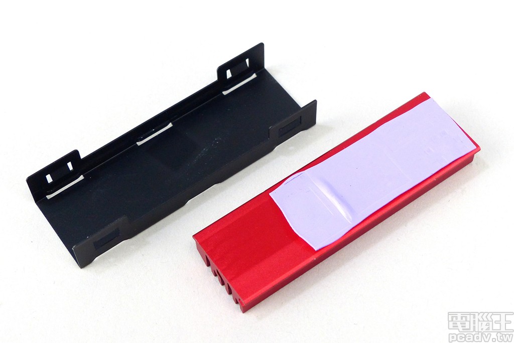 ▲ Cardea II M.2 PCIe SSD 512GB 僅於 SSD 電路板正面安排零組件，因此只有紅色散熱片接觸區域加裝紫色導熱墊。