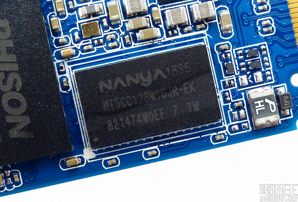 ▲ 512GB 和 256GB 容量均安排 1 顆 NT5CC128M16JR-EK 256MB 記憶體，1TB 容量版本才是 2 顆 512MB 組成 1GB。