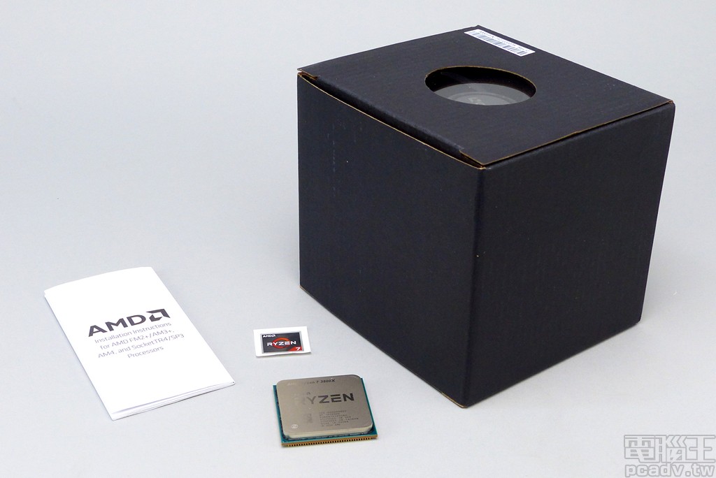 ▲ Ryzen 7 3800X 盒裝內容物一覽,包含處理器本體,Ryzen 7 貼紙、安裝說明書、散熱器。